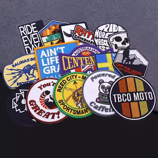 Vente en gros lettre brodée soie tissée broderie vêtements accessoires fer personnalisé sur coudre sur chenille patchs marque badges étiquette pour chapeaux